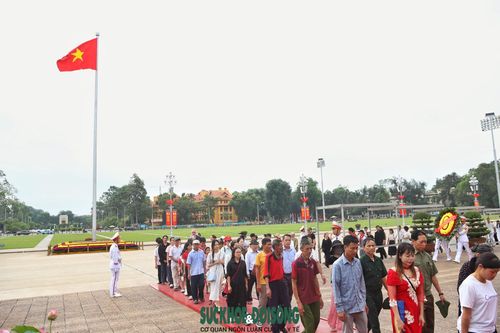 Dòng người thành kính di chuyển vào Lăng viếng Bác nhân kỷ niệm 136 năm Ngày sinh Chủ tịch Hồ Chí Minh.