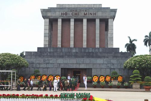 Dòng người xếp hàng trật tự, di chuyển theo hàng lối, thể hiện lòng thành kính trong không khí trang nghiêm tại Quảng trường Ba Đình lịch sử.