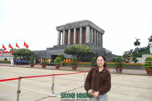 Chị Phạm Thùy Trâm, quê Quảng Trị, cho biết đã ra Hà Nội từ hôm trước để vào Lăng viếng Bác. Lần đầu được vào Lăng, chị không giấu được sự xúc động, đồng thời bày tỏ mong muốn thế hệ trẻ tiếp tục học tập, noi theo tấm gương của Chủ tịch Hồ Chí Minh.