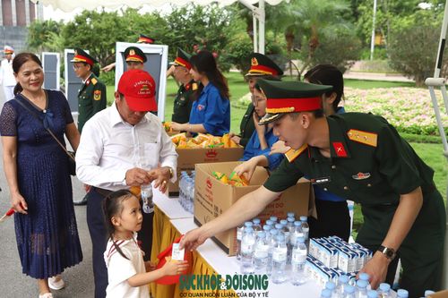 Theo Sở Du lịch Hà Nội, mỗi dịp lễ lớn, khu vực Lăng Bác đón hàng vạn lượt đồng bào và du khách ngoài nước về viếng Người. Những chai nước mát, hộp sữa hay ổ bánh mì giản dị không chỉ là sự hỗ trợ thiết thực mà còn thể hiện tinh thần sẻ chia.