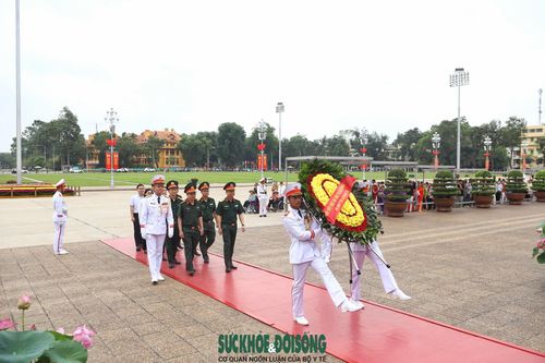 Nhiều gia đình, cựu chiến binh, đoàn viên thanh niên và du khách từ các tỉnh, thành lựa chọn tới Lăng Bác trong dịp đặc biệt này để bày tỏ lòng biết ơn, sự kính trọng đối với vị lãnh tụ kính yêu của dân tộc.