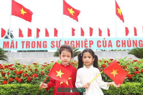 Chị Đặng Quỳnh, mẹ cháu Linh San (áo đỏ), trú tại Hà Tĩnh cho biết, gia đình đưa con ra Hà Nội vào Lăng viếng Bác như một phần thưởng sau những nỗ lực học tập của cháu, đồng thời giúp con hiểu thêm về lịch sử và tình cảm của nhân dân dành cho Chủ tịch Hồ Chí Minh.