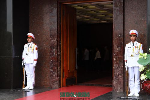 Những người lính làm nhiệm vụ tại Lăng Chủ tịch Hồ Chí Minh vẫn ngày đêm âm thầm thực hiện nhiệm vụ canh giấc ngủ của Người, bảo đảm sự trang nghiêm và an toàn tại khu vực Lăng.