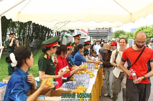Sở Du lịch Hà Nội phối hợp với Bộ Tư lệnh Lăng Chủ tịch Hồ Chí Minh triển khai chương trình hỗ trợ nước uống, sữa và bánh mì phục vụ người dân, du khách.