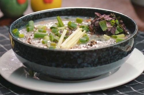 Cháo tía tô gừng thịt bằm phù hợp với người tỳ vị kém, chán ăn do dùng nhiều đồ lạnh