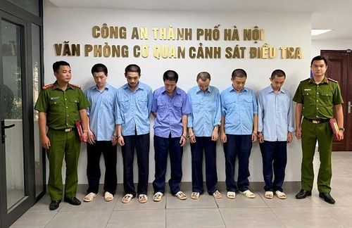 Nhóm đối tượng trong đường dây buôn lậu vàng tại cơ quan công an. Ảnh: Công an Hà Nội. 