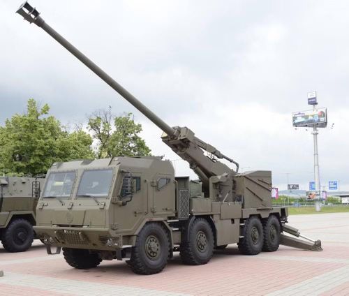 Vũ khí chính vẫn là khẩu pháo 155 mm với chiều dài nòng gấp 52 lần đường kính (L/52), được điều khiển hoàn toàn từ trong cabin. Trong trường hợp khẩn cấp, kíp chiến đấu có thể thực hiện ngắm bắn và khai hỏa thủ công từ một trạm điều khiển dự phòng trên tháp pháo.