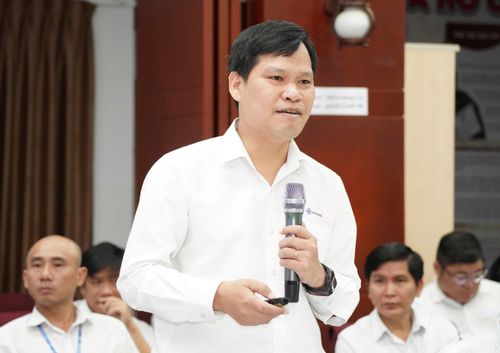 Ông Bùi Quốc Hoan, Phó Tổng Giám đốc Tổng Công ty Điện lực Miền Nam phát biểu tại tọa đàm. Ảnh: THUẬN VĂN