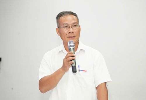 Ông Bùi Trung Kiên - Phó Tổng Giám đốc Tổng công ty Điện lực TP.HCM trình bày tham luận tại tọa đàm. Ảnh: THUẬN VĂN