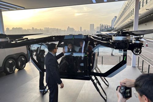  Bên cạnh robotaxi, Xpeng còn mở rộng quy mô hoạt động sang lĩnh vực xe bay và robot hình người. Chủ tịch Brian Gu kỳ vọng hơn 50% doanh thu của Xpeng sẽ đến từ ngoài Trung Quốc trong vòng 5 đến 10 năm tới. 