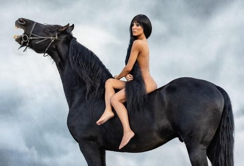  Cũng trong bộ hình cho tạp chí này hồi đầu tháng 2, Bianca Censori, vợ của rapper Ye (nghệ danh cũ là Kanye West), gây chú ý với mức độ phô bày cơ thể chưa từng có. Cụ thể, cô hoàn toàn khỏa thân, sử dụng mái tóc giả dài để che chắn những bộ phận nhạy cảm trên cơ thể. Nữ kiến trúc sư tái hiện hình ảnh Lady Godiva trong truyền thuyết. Đáng chú ý, cô cũng thực hiện cuộc phỏng vấn với Vanity Fair về thói quen ăn mặc táo bạo nổi tiếng của mình. Ảnh: Vanity Fair. 