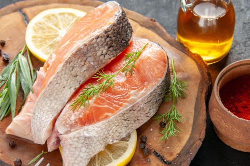 Cá hồi là một trong những loại thực phẩm giàu magie hàng đầu. Ảnh: Freepik.