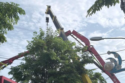 Cần bơm bê tông bị gãy. Ảnh: Tiền Phong.