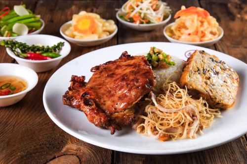  Cơm tấm là món ăn đường phố phổ biến với người dân Việt Nam và cả du khách quốc tế. Ảnh: Cơm tấm Thuận Kiều. 