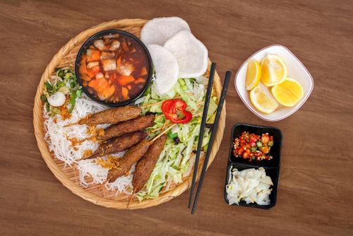  Món nem lụi nằm ở vị trí 24 trong danh sách 76 món mà Chuyên trang ẩm thực nổi tiếng đưa ra. Ảnh: Taste Atlas. 