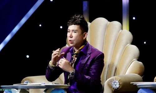  Long Nhật trước đó được biết đến là nghệ sĩ thẳng tính, thích chia sẻ quan điểm cá nhân trên mạng xã hội. Ca sĩ cũng nhiều lần vướng ồn ào vì những phát ngôn gây sốc hay chuyện đời tư, tình cảm... Cuộc hôn nhân của Long Nhật cũng từng trở thành đề tài bàn tán của dân mạng. Ca sĩ và bà xã quê Hải Phòng nhiều lần vướng tin rạn nứt. Song trên truyền thông, Long Nhật vẫn thường xuyên dành lời “có cánh” khi nói về nửa kia. Trước khi bị khởi tố, bắt tạm giam, ca sĩ Long Nhật biến mất trên mạng xã hội. Bài đăng cuối cùng của anh là vào ngày 23/3. 