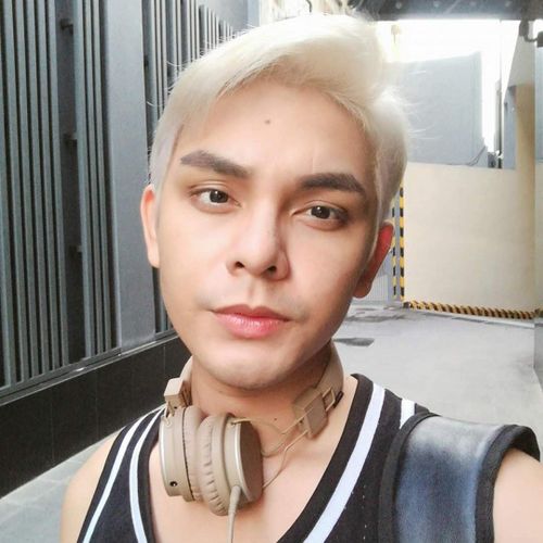 Sơn Ngọc Minh từng gây ấn tượng bởi ngoại hình thư sinh, gương mặt sáng và khả năng làm việc đa năng. Bên cạnh việc ca hát, anh thường được giao nhiệm vụ thiết kế hình ảnh, album và poster cho nhóm.