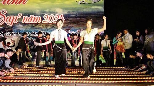 Cô gái với trang phục đặc trưng góp phần làm nên vẻ đẹp và sự uyển chuyển của điệu múa. Ảnh: ST