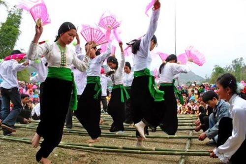 Tốp nhảy sạp di chuyển theo từng đôi, đòi hỏi phải có sự khéo léo đến từ đôi chân. Ảnh: ST