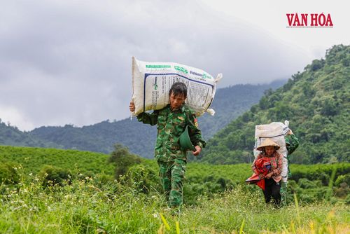 Những bao lúa nặng được bộ đội và người dân gùi vượt qua đường đồi về bản. Công việc tưởng chừng giản đơn nhưng luôn đầy nhọc nhằn nơi vùng cao biên giới