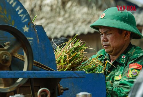 Các chiến sĩ Biên phòng vận hành máy tuốt lúa giúp bà con. Nhờ có sự hỗ trợ về nhân lực và phương tiện, việc thu hoạch diễn ra nhanh hơn trước thời tiết thất thường