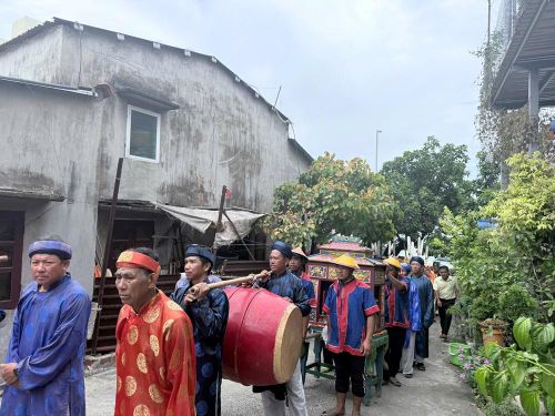 Các bô lão, người dân địa phương cùng tham gia lễ rước Nghinh thần