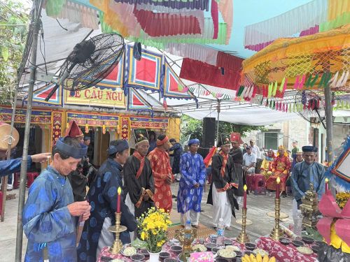 Lễ hội bắt đầu từ ngày 19.5 với Lễ nghinh thần tại các di tích trên toàn xã