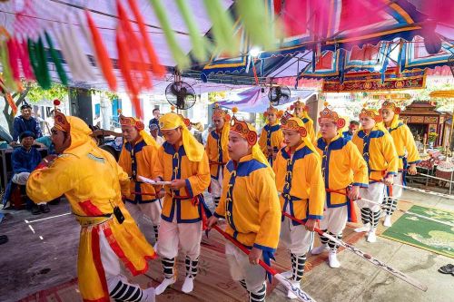 Trong không gian lễ hội, phần trình diễn nghệ thuật dân gian hát bả trạo mang lại nhiều cảm xúc cho người xem