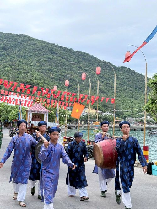 Sáng ngày 19.5, Lễ hội bắt đầu với lễ nghinh thần tại các di tích trên toàn xã đảo