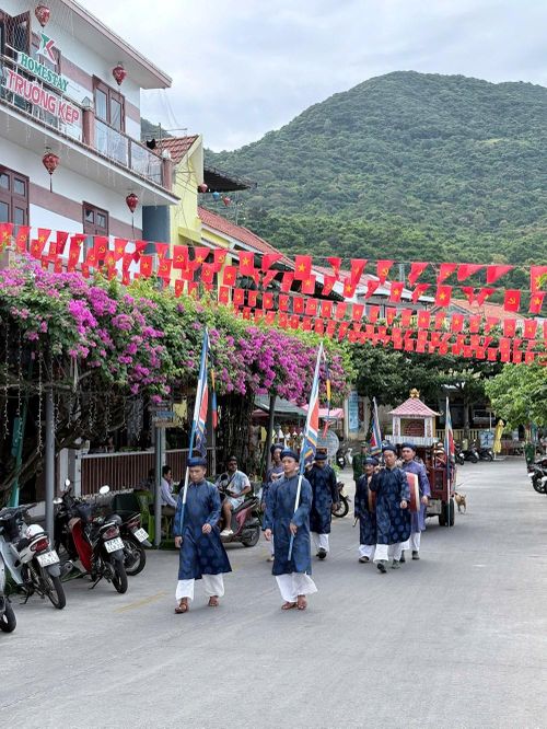 Đoàn rước Nghinh thần với sự tham gia của người dân