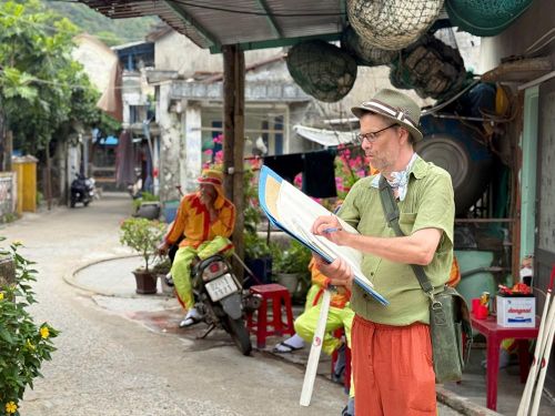 Du khách ký họa lại những khoảng khắc của Lễ hội Cầu ngư