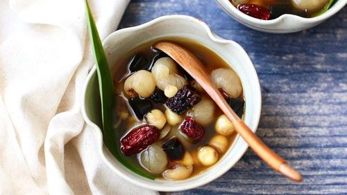 Nhờ khả năng an thần, ổn định huyết áp và kiểm soát đường huyết, hạt sen ngăn ngừa các nguy cơ hàng đầu gây tổn thương mạch máu thận