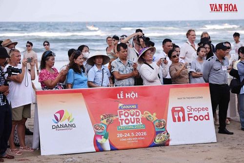 Đông đảo du khách và người dân hòa mình vào "Gánh vị Đà Nẵng"