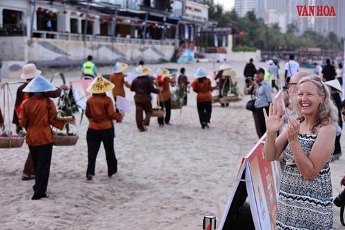 Khách quốc tế vui tươi hòa cùng "Gánh vị Đà Nẵng"
