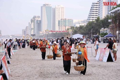 Hơn 70 gánh hàng rong gánh bộ trên bãi cát cùng tiếng rao quen thuộc, tái hiện những hình ảnh mộc mạc đã gắn bó với ký ức của nhiều thế hệ người miền Trung