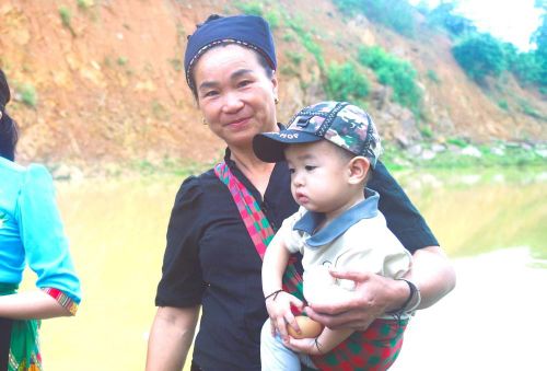 Những quả trứng gà luộc trong lễ đón tiếng sấm đầu năm sẽ được người lớn dành tặng cho các em nhỏ trong bản để mang lại may mắn, hay ăn, chóng lớn, khỏe mạnh, chăm ngoan. Ảnh: Xuân Tiến - TTXVN