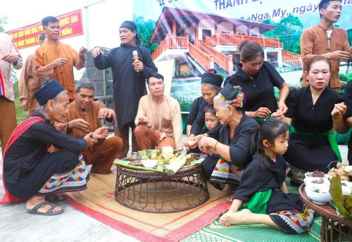 Trong lễ đón tiếng sấm đầu năm, có 3 nghi thức với 3 mâm cúng riêng biệt, gồm: cúng bản, cúng thần Sấm và cúng tổ tiên, cúng vía cho dân bản. Ảnh: Xuân Tiến - TTXVN