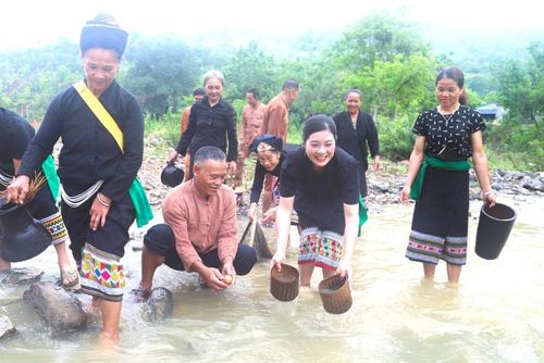 Nghi thức “rửa xui” ở suối thiêng giúp mọi người, bản làng rửa trôi đi những đen đủi, phiền muộn, nhũng điều xấu của năm cũ. Ảnh: Xuân Tiến - TTXVN