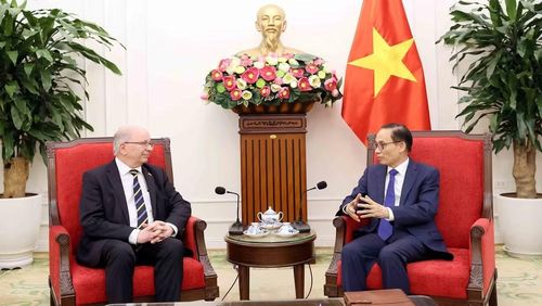 Bộ trưởng Ngoại giao Lê Hoài Trung tiếp Quốc vụ khanh Bộ Ngoại giao Thụy Điển Dag Hartelius. (Ảnh: TTXVN)