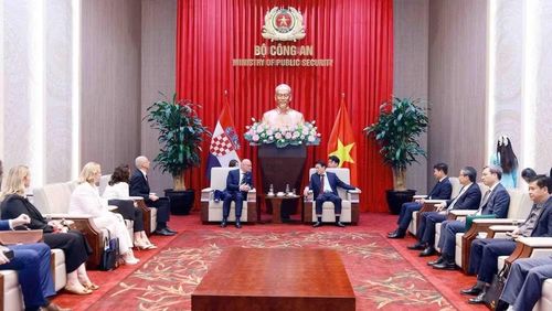Đại tướng Lương Tam Quang, Bộ trưởng Công an tiếp Bộ trưởng Ngoại giao và các vấn đề châu Âu Cộng hòa Croatia Gordan Grlić Radman. (Ảnh: TTXVN)