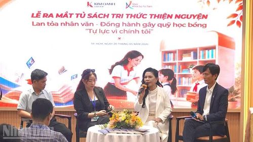 Các khách mời trong buổi giao lưu, ra mắt tủ sách.