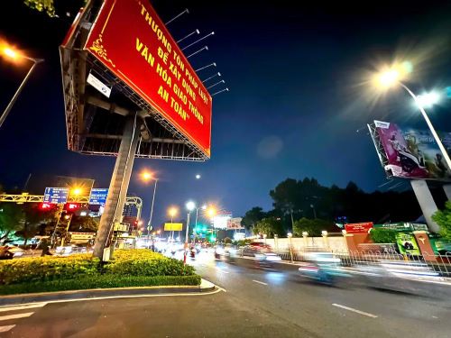 Một bảng quảng cáo ngoài trời trên đường Hoàng Văn Thụ đã tắt hệ thống đèn chiếu sáng.