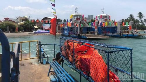 Thực tế trên các chiếc phà khi vận hành có trang bị áo phao nhưng khi người dân đi thì nhân viên vận hành phà không nhắc nhở việc tuân thủ phải mặc áo phao.