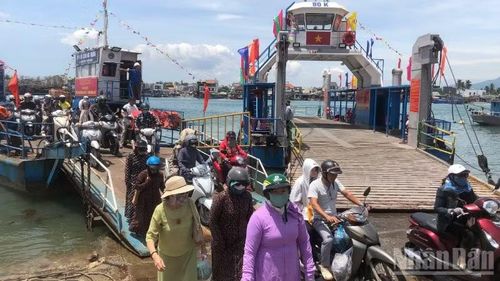 Hai chiếc phà mới gặp sự cố, người dân buộc phải di chuyển trên chiếc phà cũ đã xuống cấp nghiêm trọng.