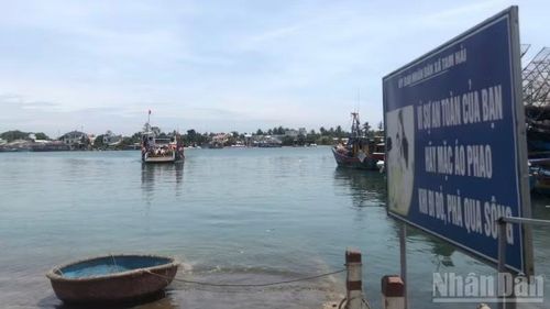 Di chuyển trên phà cũ đã xuống cấp nhưng không hề thấy người dân đi trên phà mặc áo phao.