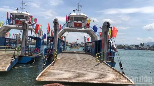 Hai chiếc phà mới vận hành chưa đầy 1 tháng đã gặp sự cố phải nằm bờ.