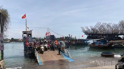 Tham gia đi trên phà cũ xuống cấp, tiềm ẩn nhiều nguy hiểm mất an toàn mà không người dân nào chấp hành việc mặc áo phao.