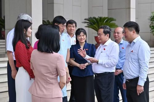 Chủ tịch Quốc hội Trần Thanh Mẫn trao đổi với các đại biểu bên lề buổi làm việc.
