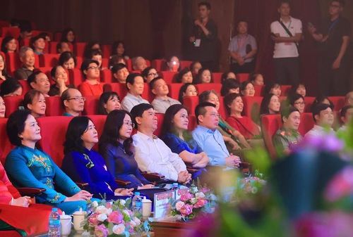 Các đại biểu tham dự chương trình nghệ thuật đặc biệt "Sáng mãi tên Người"
