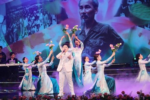 Các em nhỏ hát về Bác với lòng kính yêu